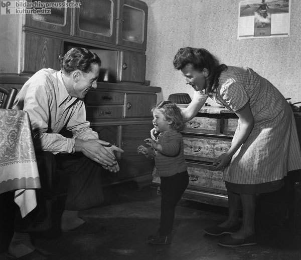 Junge Familie der beginnenden Wirtschaftswunderzeit (1951)
